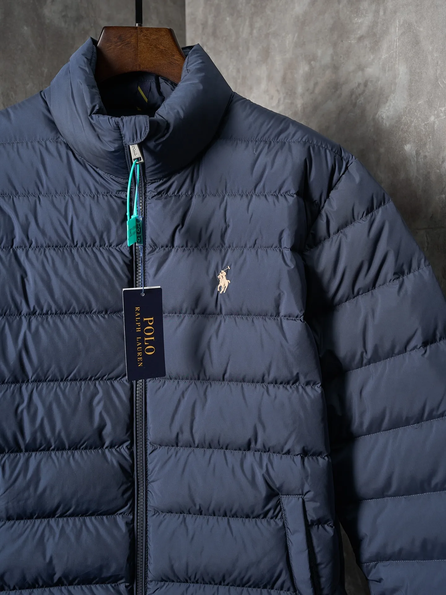 P900 Actual hanging auction】Ralph Lauren/Ralph Lauren pony logo embroidered ribs lightweight down jacket [Ready stock] S M L XL high-quality filling: 90 white duck down is selected, weighing 260g, ensuring excellent thermal insulation performance. After strict screening and processing, the velvet is not easy to drill, ensuring durability. The nylon fabric has good windproof and waterproof properties, which can effectively block the intrusion of wind and rain from the outside. It keeps the interior dry and is suitable for wearing in humid or rainy environments.  The red label on the chest is made with an imported MECLO embroidery machine. The original pattern is scanned first, and then high-quality silk thread is used to make a pattern. The density effect is adjusted by continuous pattern making.  Exquisite details: the zipper design is simple and elegant, easy to operate; the closing design of the cuffs and hem effectively prevents the intrusion of cold wind, improving the warmth and comfort of wearing.  All the hangtags, wash marks, air holes, and four-button buttons are all custom-made using original one-to-one molds.